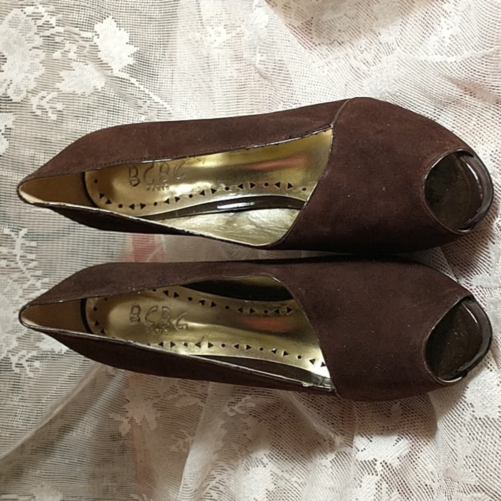 BCBG Paris peep toe brown suede pumps Faux leather 3.5" heel size 7.5 B